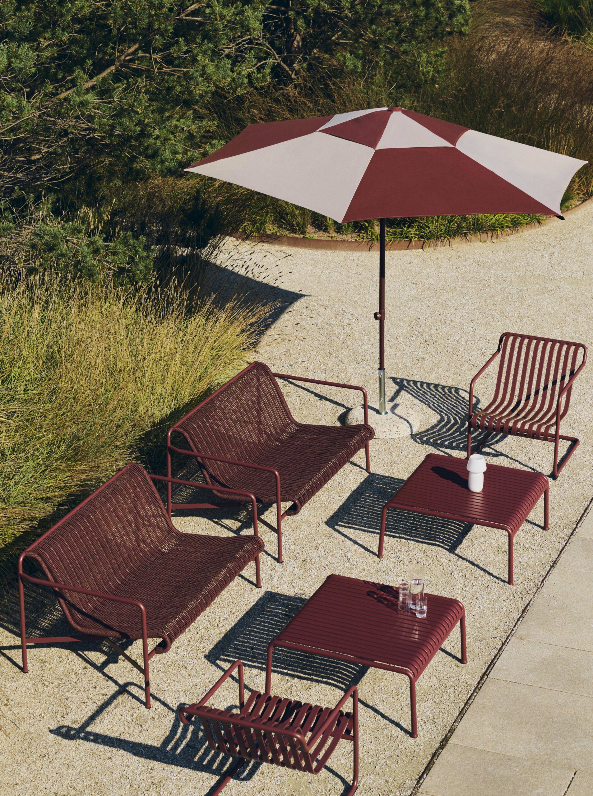 Terrazza Parasol Octagon_Palissade Cantilever Lounge Chair Low iron red_Palissade Cord Lounge Sofa